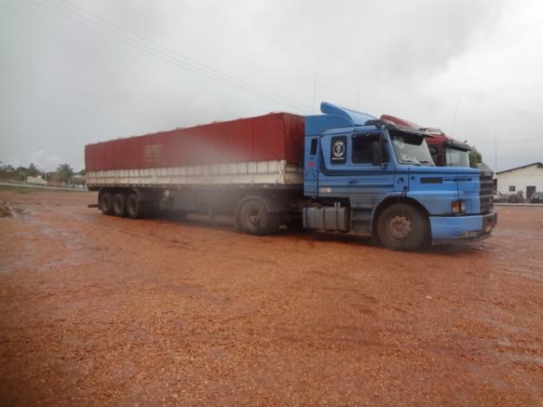 Caminhoneiros reclamam do desconforto de Atacado em Bar&atilde;o de Graja&uacute;.(Imagem:FlorianoNews)