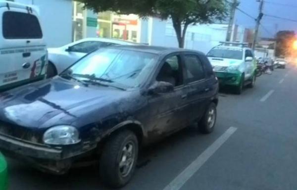 For&ccedil;a T&aacute;tica recupera carro roubado ap&oacute;s persegui&ccedil;&atilde;o em Floriano.(Imagem:Divulga&ccedil;&atilde;o/PM)