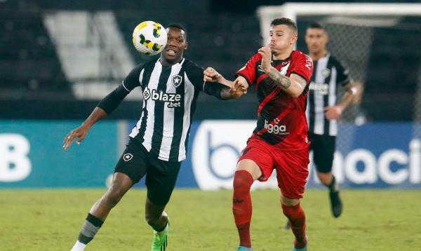 Athletico-PR e Botafogo medem forças em busca de vaga na Libertadores