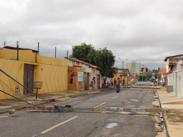 Caminhão baú derruba três postes e deixa bairro de Teresina sem energia