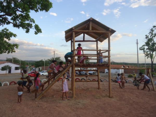 Rotary realiza entrega de parque infantil e distribuição de roupas em Floriano