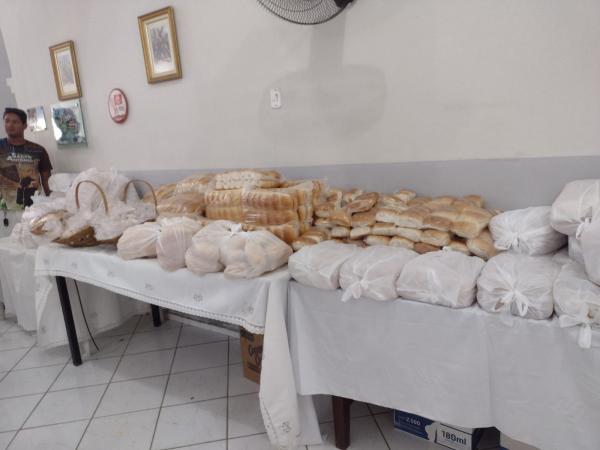 Fi&eacute;is participam da ben&ccedil;&atilde;o dos p&atilde;es de Santo Ant&ocirc;nio, em Bar&atilde;o de Graja&uacute;(Imagem:FlorianoNews)