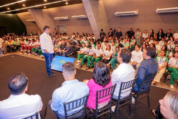 "Formar líderes é formar cidadãos", diz governador durante Encontro Estadual de Grêmios e lançamento