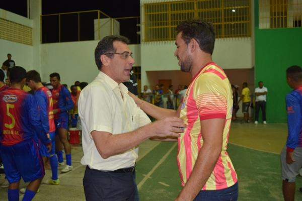 Prefeito Gilberto J&uacute;nior &eacute; homenageado no Torneio F&eacute;rias de Inverno.(Imagem:Secom)