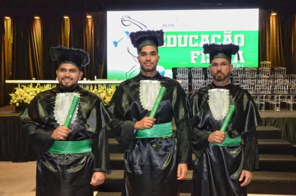  Vladimir e amigos durante cola&ccedil;&atilde;o de grau em Teresina.(Imagem:Arquivo Pessoal )