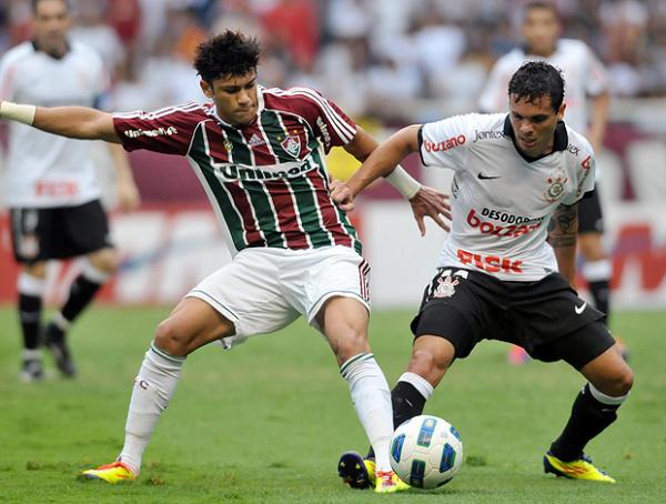 Corinthians pressiona, Flu recua demais, mas consegue segurar o resultado