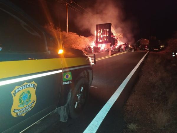 Incêndio destrói caminhões carregados com algodão na BR-135, no Sul do Piauí