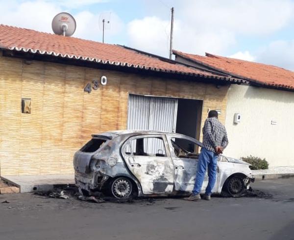 Ve&iacute;culo foi incendiado na porta da casa do dono, um policial militar reformado, em &Aacute;gua Branca - Piau&iacute;.(Imagem: Pol&iacute;cia Militar)
