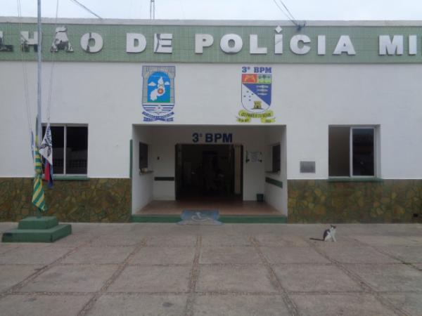 Homem tenta assaltar posto de combustíveis e foge ao avistar viatura da PM
