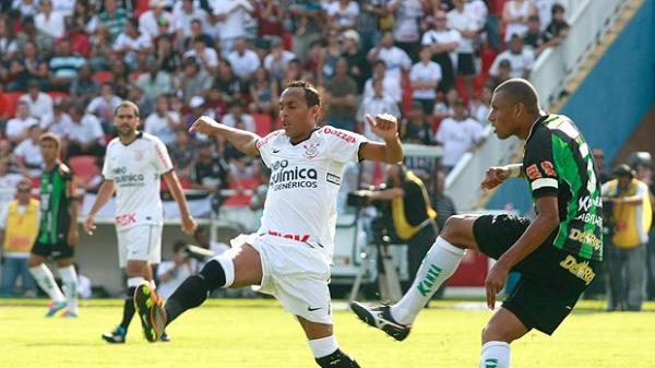 Liedson, do Corinthians, em disputa com Mic&atilde;o, do Am&eacute;rica-MG.(Imagem:Ag. Estado)