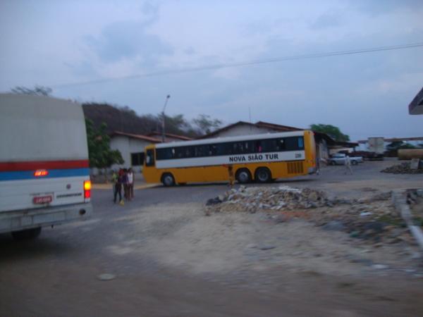 &ocirc;nibus chegando nos postos de Floriano(Imagem:reda&ccedil;&atilde;o)
