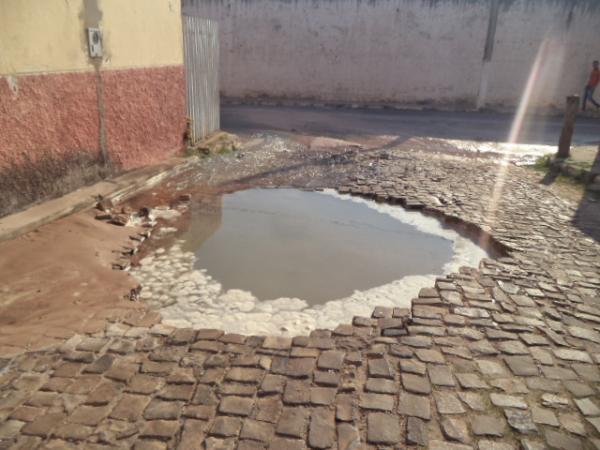 Rompimento de cano deixa bairros de Floriano sem água