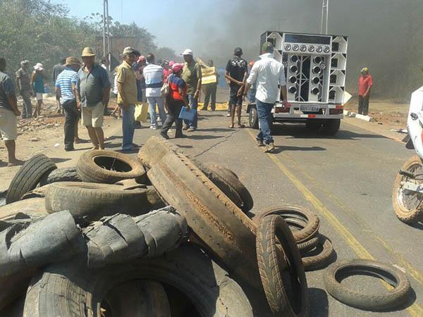 Usu&aacute;rios de &ocirc;nibus interditam novamente rodovia PI 113(Imagem:Fabiano Silva)