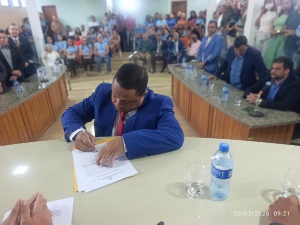 Antônio Carlos Resende toma posse como prefeito de Barão de Grajaú após renúncia de Gleydson Resende(Imagem:FlorianoNews)
