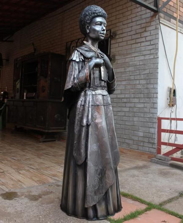 Est&aacute;tua em inox de Esperan&ccedil;a Garcia, considerada a primeira advogada do Brasil.(Imagem:Reprodu&ccedil;&atilde;o)