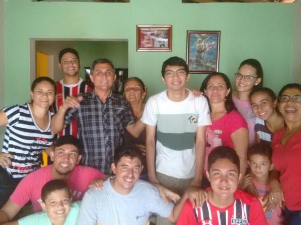 Fam&iacute;lia comemora aprova&ccedil;&atilde;o de Sergio no Sisu.(Imagem:Sergio dos Santos/Arquivo Pessoal)