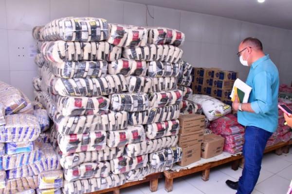 Educa&ccedil;&atilde;o de Floriano distribui produtos da alimenta&ccedil;&atilde;o escolar(Imagem:Secom)