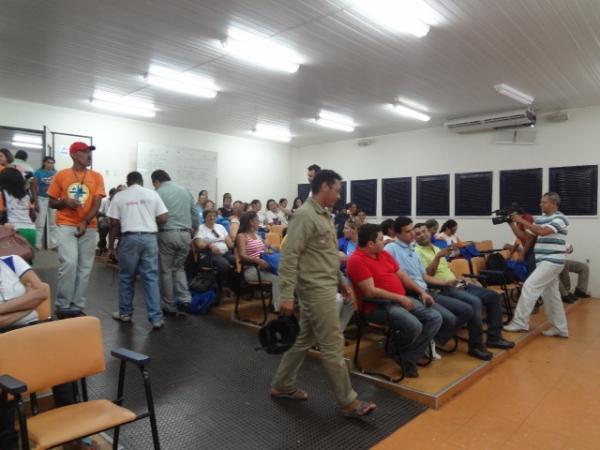 Agentes de sa&uacute;de recebem fardamento em Floriano.(Imagem:FlorianoNews)