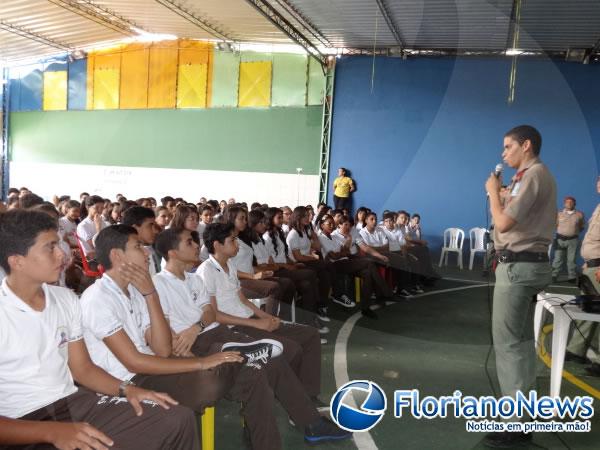 Ronda Cidad&atilde;o proferiu palestra sobre drogas na Escola Pequeno Pr&iacute;ncipe.(Imagem:FlorianoNews)
