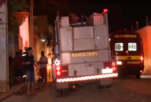 Mulher é suspeita incendiar a própria casa e sofre queimaduras de 2º grau