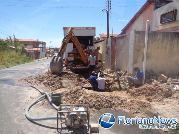 Vazamentos em canos suspendem abastecimento de &aacute;gua em Floriano.(Imagem:FlorianoNews)