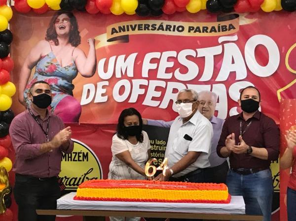 Corte do bolo marca festa de anivers&aacute;rio de 64 anos do Armaz&eacute;m Para&iacute;ba em Floriano(Imagem:FlorianoNews)