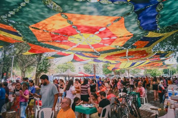 Às 17h, o público confere a apresentação de Rod Sobral com o Baile do Sobral, e, às 20h, o samba agita a Praça com o Samba do Coreto Elétrico.(Imagem:João Allbert)