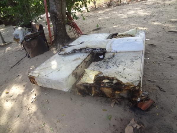 Inc&ecirc;ndio atinge casa de morador na Subesta&ccedil;&atilde;o de Floriano.(Imagem:FlorianoNews)