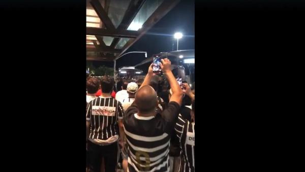 Corinthians é recebido com aplausos de torcedores em hotel após vice da Copa do Brasil
