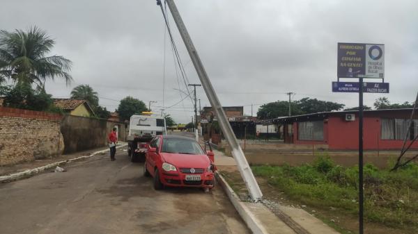 Carro colide contra poste e motorista foge do local em Floriano