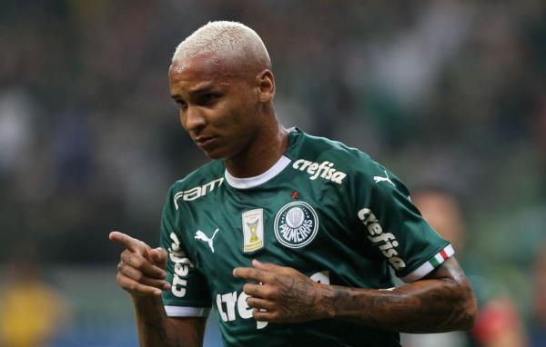 Com gol de Deyverson, Palmeiras volta a vencer e iguala marca histórica