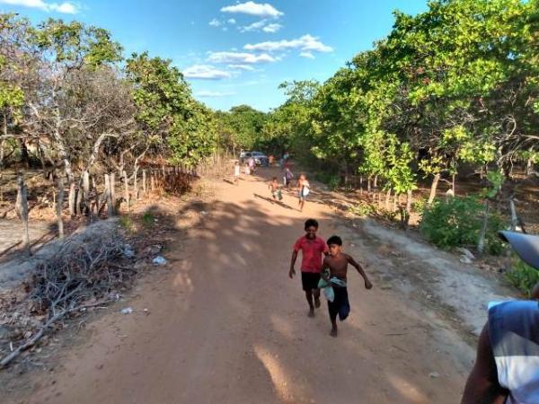 Palha&ccedil;o Carrapeta faz a alegria das crian&ccedil;as com distribui&ccedil;&atilde;o de bombons (Imagem:FlorianoNews)