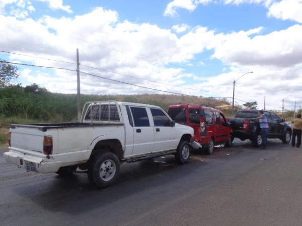  Engavetamento entre tr&ecirc;s ve&iacute;culos &eacute; registrado na BR-230 em Floriano.(Imagem:FlorianoNews)