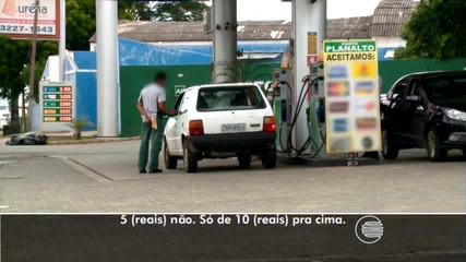 Postos de combustível descumprem lei e cobram valor diferente no cartão
