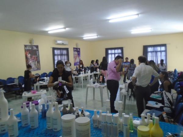 Academia Pratic Hair promove curso de aperfei&ccedil;oamento para cabeleireiros em Floriano.(Imagem:FlorianoNews)