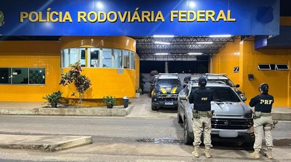PRF no Piauí apreende cocaína, arma de fogo e recupera veículo roubado em Floriano (PI)