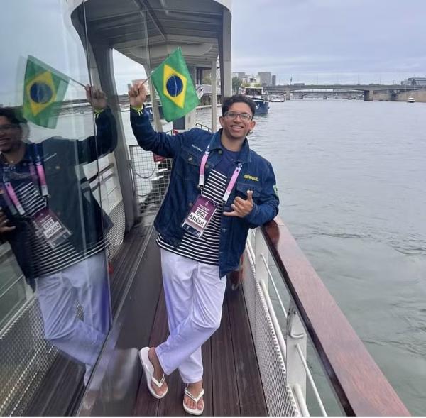 Hygor Gabriel Soares na abertura dos Jogos Ol&iacute;mpicos de Paris.(Imagem:Divulga&ccedil;&atilde;o)