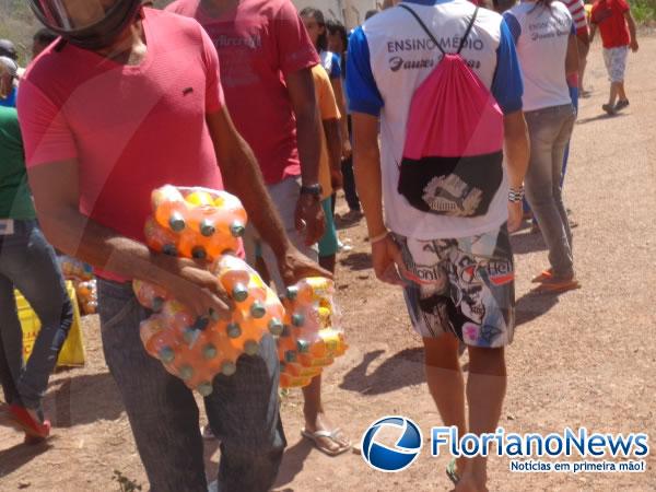 Caminhão tomba e carga é saqueada em Floriano.(Imagem:FlorianoNews)