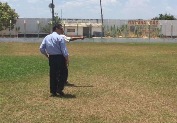 Gilberto J&uacute;nior visita Est&aacute;dio para verificar o funcionamento de bomba d?&aacute;gua.(Imagem:Waldemir Miranda)