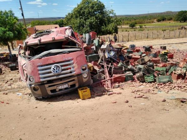 Ve&iacute;culo desgovernado atingiu caminh&atilde;o e moto matando tr&ecirc;s pessoas no Sul do Piau&iacute;.(Imagem:Ant&ocirc;nio Rocha/TV Clube)