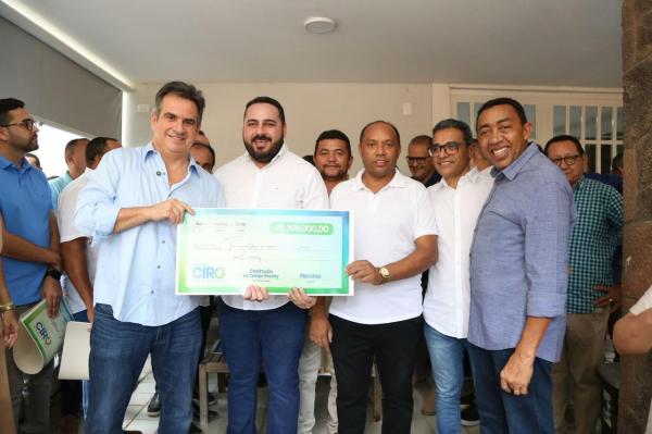 Prefeito de Pavussu agradece Ciro Nogueira pelo investimento na construção de uma quadra de futebol