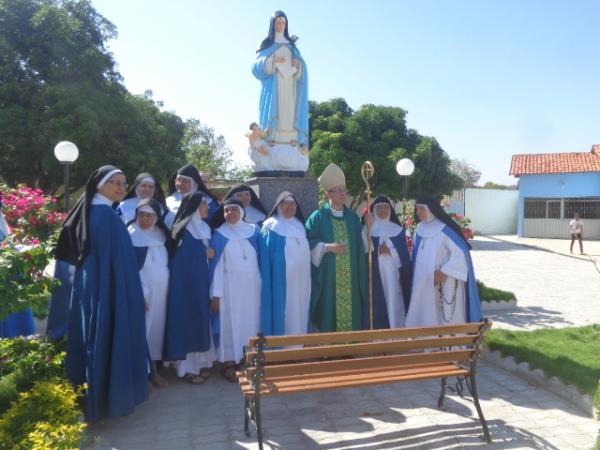 Bispo diocesano dá benção à Praça do Mosteiro e a imagem de Santa Beatriz