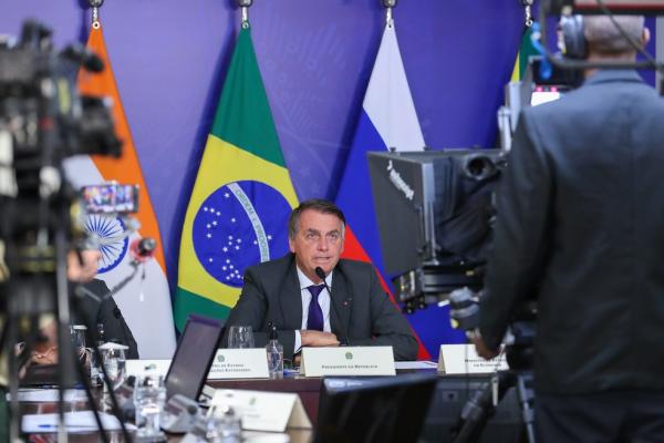 Em reunião do Brics, Bolsonaro diz que parceria com a China é "essencial para a gestão adequada" da