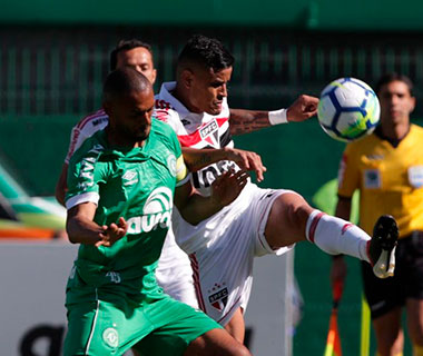 Dois anos após tragédia, Chape vence São Paulo e fica na Série A