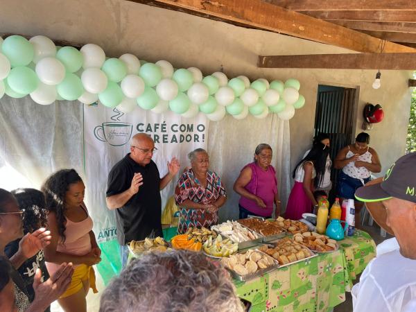 Vereador Ant&ocirc;nio Jos&eacute; compartilha caf&eacute; da manh&atilde; com a comunidade do Assentamento Casulo(Imagem:Reprodu&ccedil;&atilde;o)