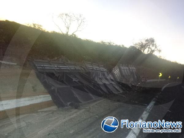 Motorista morre ap&oacute;s capotamento de carreta na BR-230.(Imagem:FlorianoNews)