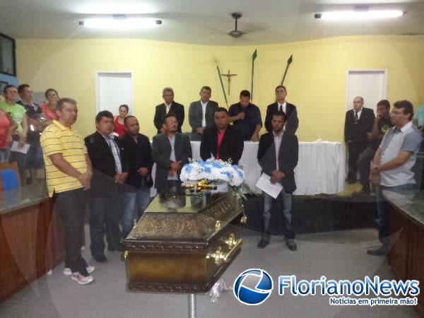 Emo&ccedil;&atilde;o e como&ccedil;&atilde;o marca sess&atilde;o especial e sepultamento do Secret&aacute;rio Gonzaga Carvalho. (Imagem:FlorianoNews)