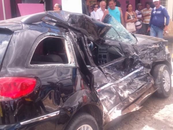 Colisão entre van e carro deixa três pessoas presas às ferragens no Piauí