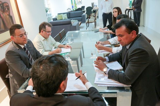 Governador autoriza concurso para 200 vagas e quer aposentado retornando à ativa