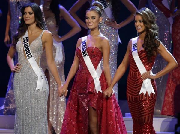 Paulina Vega, da Col&ocirc;mbia; Diana Harkusha, da Ucr&acirc;nia; e Nia Sanchez, dos EUA.(Imagem:AP Photo/Wilfredo Lee)